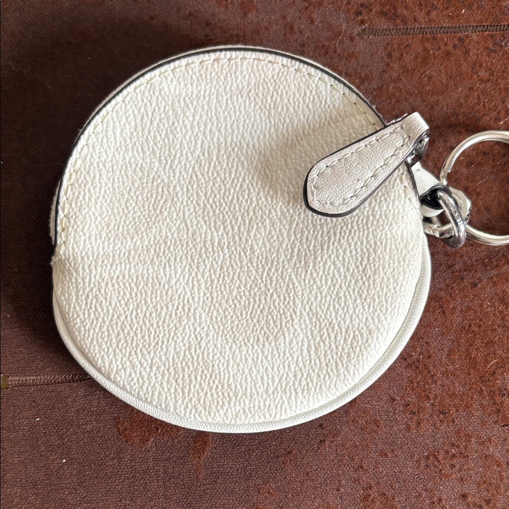 Authentic Coach White Leather Coin Purse 
PRICE DROP!!